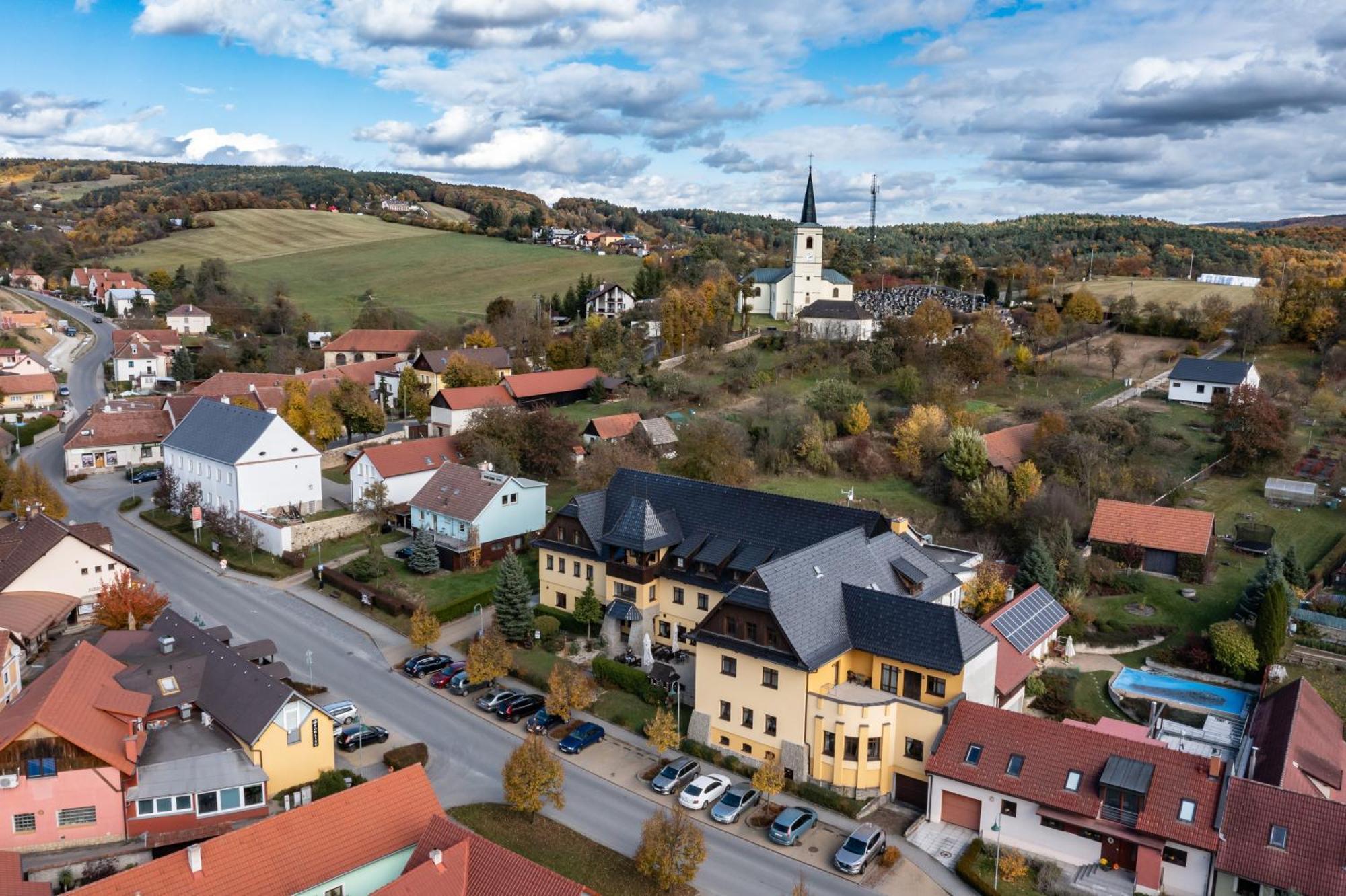 Valassky Hotel A Pivni Lazne Ogar Luhačovice Екстериор снимка